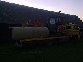 Septik ja ekskavaator treileril